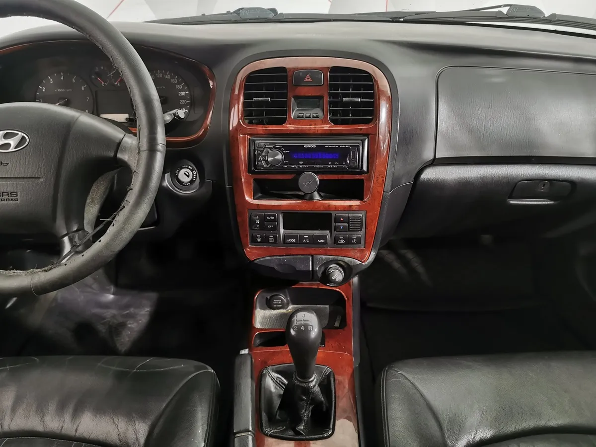 Hyundai Sonata 2.0 MT (137 л.с.) Серебристый в АВИЛОН. Слайд №13