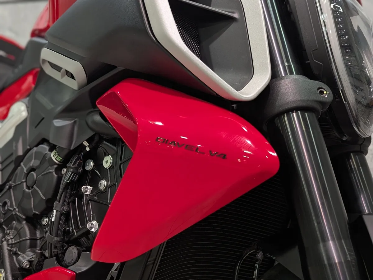 Ducati Diavel V4 1158 см³ (168 л.с.) (168) 1158 Красный в АВИЛОН. Слайд №7