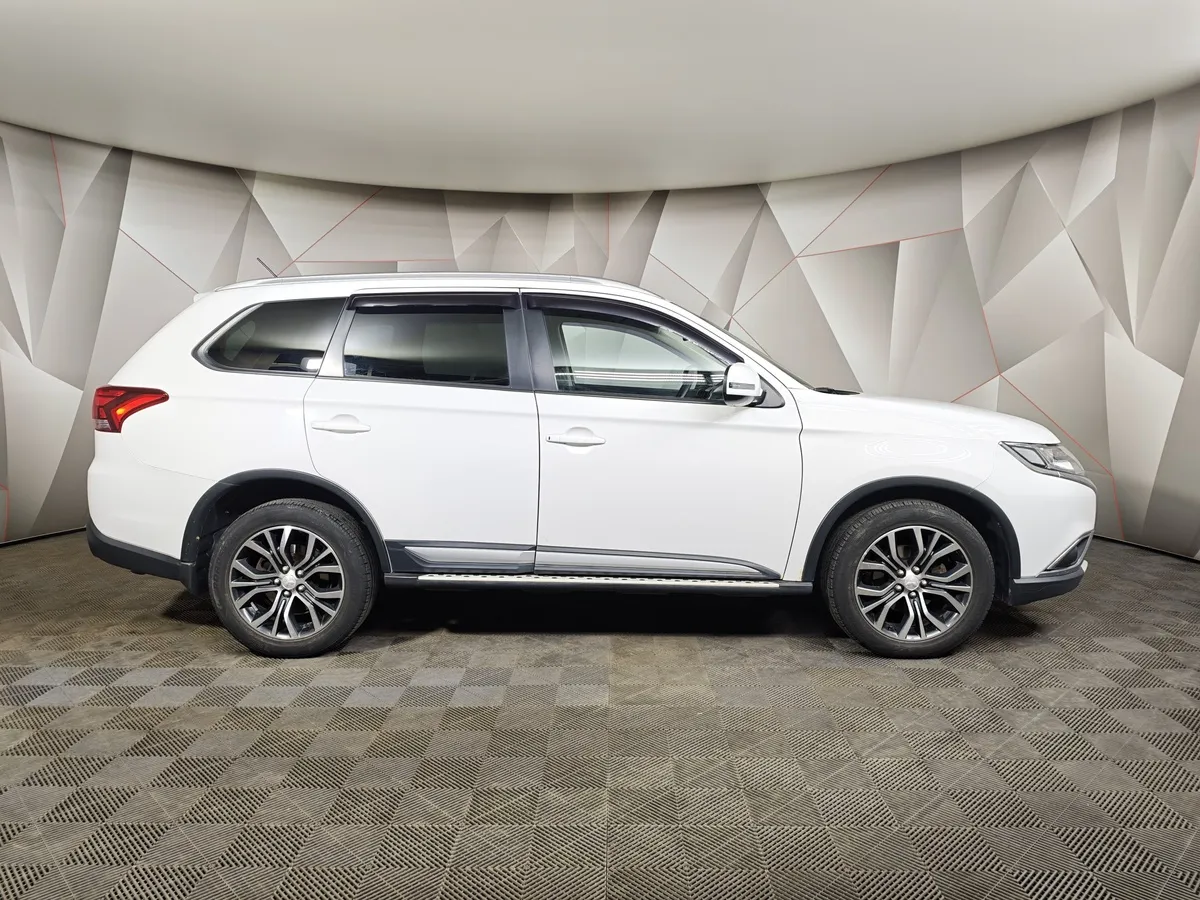 Mitsubishi Outlander 2.0 CVT 4WD (146 л.с.) Белый в АВИЛОН. Слайд №6