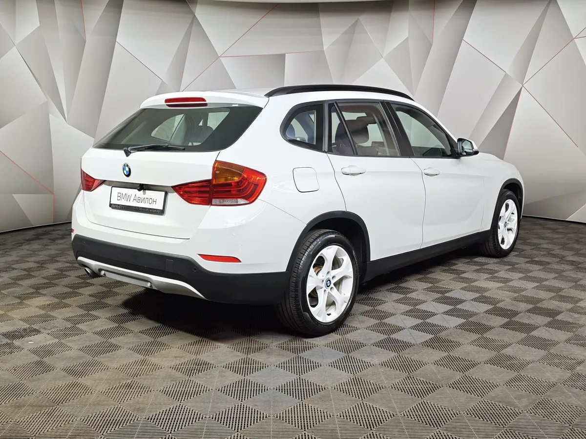 BMW X1 sDrive18i AT (150 л.с.) Белый в АВИЛОН. Слайд №2