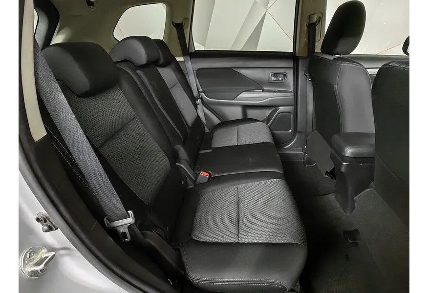 Mitsubishi Outlander 2.0 MIVEC CVT 2WD (146 л.с.) Intense Plus Серебристый в АВИЛОН. Слайд №16