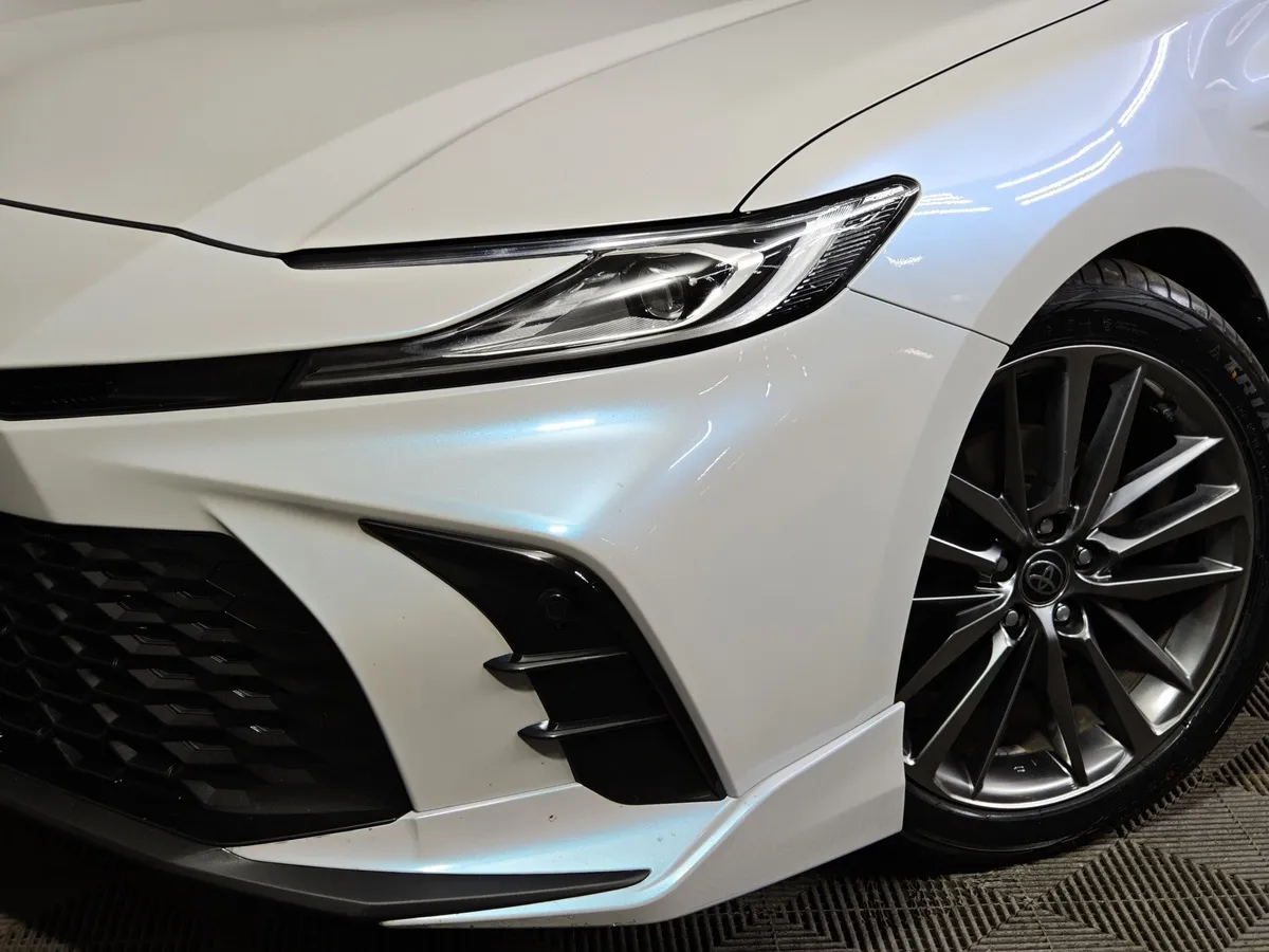 Toyota Camry 2.0h CVT (197 л.с.) Sport Plus Белый в АВИЛОН. Слайд №10