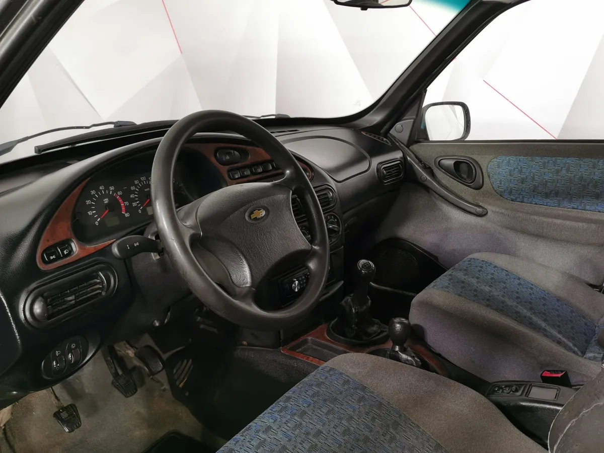 Chevrolet Niva 1.7 MT (80 л.с.) Серебристый в АВИЛОН. Слайд №17