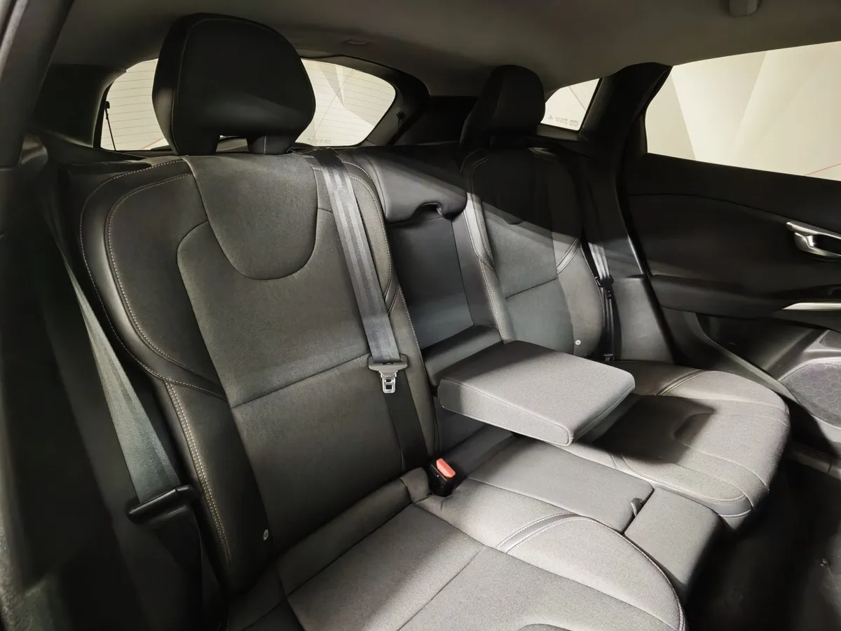 Volvo V40 1.6 D2 Powershift (114 л.с.) Черный в АВИЛОН. Слайд №16