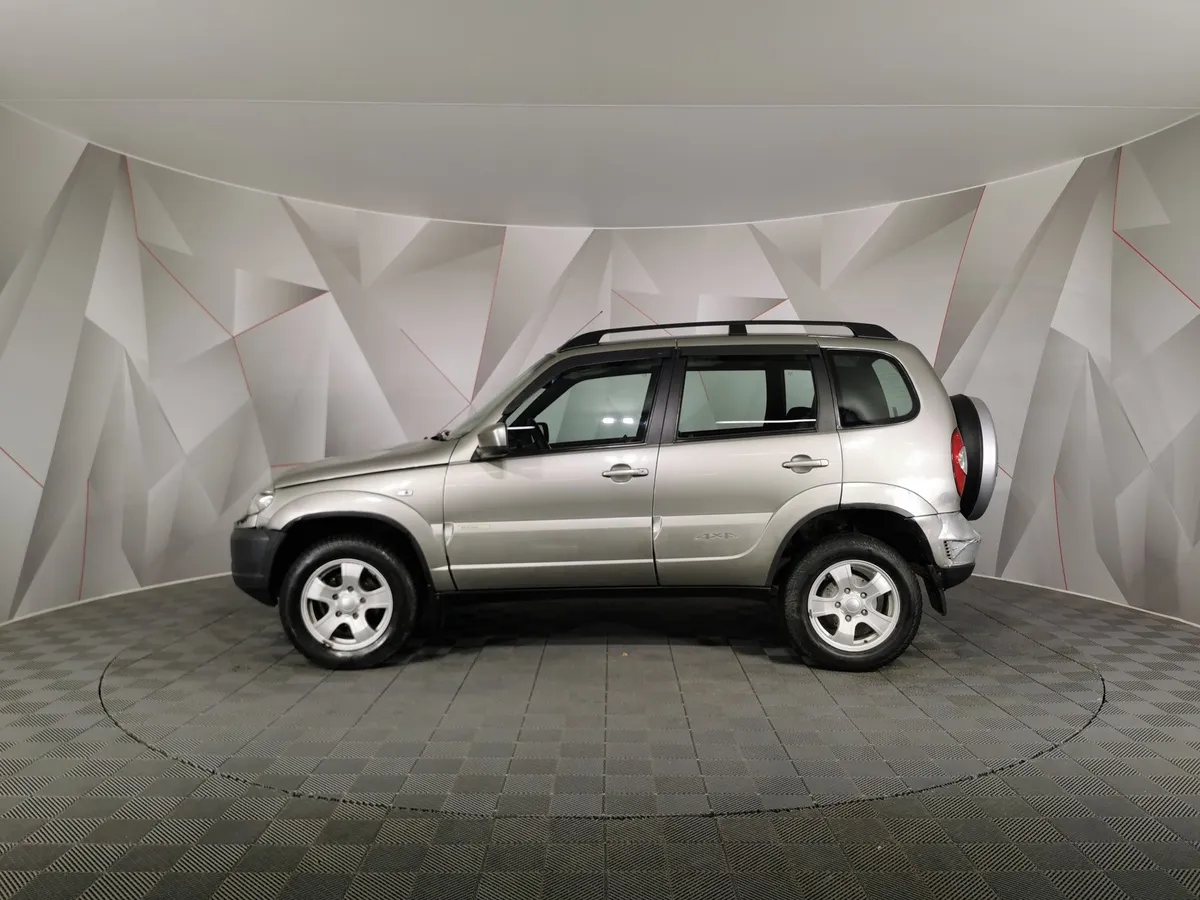 Chevrolet Niva 1.7 MT (80 л.с.) Коричневый в АВИЛОН. Слайд №5
