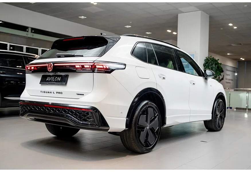 Volkswagen Tiguan 380 TSI 2.0 DSG 4WD (220 л.с.) R-Line Белый в АВИЛОН. Слайд №3