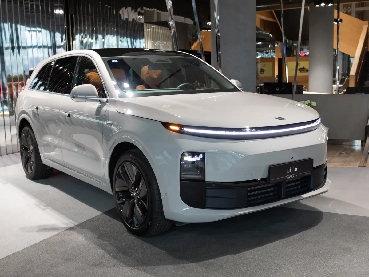 Li Auto L6 1.5 AT 4WD (150 л.с.) Pro Серый в АВИЛОН. Слайд №2