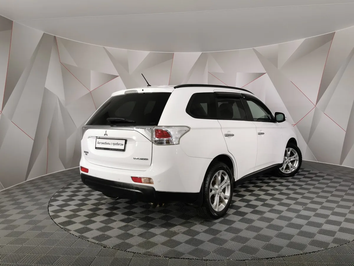 Mitsubishi Outlander 2.4 MIVEC CVT 4WD (167 л.с.) Instyle Белый в АВИЛОН. Слайд №2