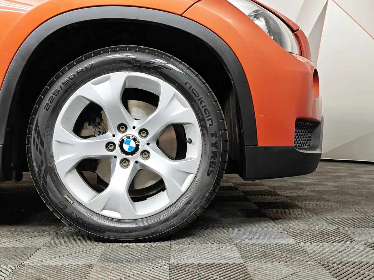 BMW X1 sDrive18i AT (150 л.с.) Базовая. Локальная сборка Оранжевый в АВИЛОН. Слайд №7