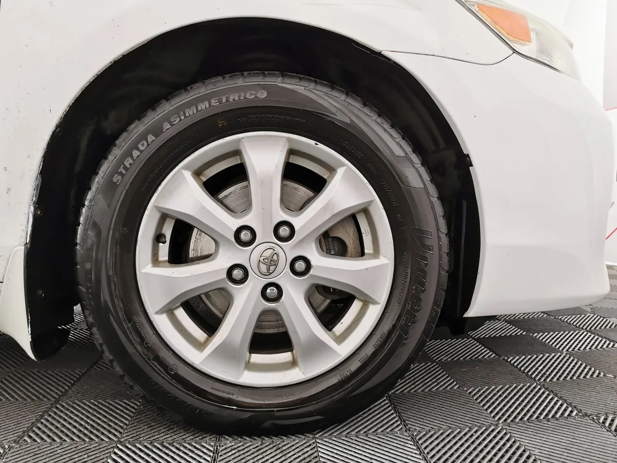 Toyota Camry 2.4 VVT-i AT (167 л.с.) Белый в АВИЛОН. Слайд №9