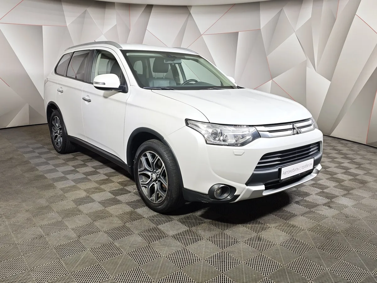 Mitsubishi Outlander 2.4 MIVEC CVT 4WD (167 л.с.) Ultimate Plus Белый в АВИЛОН. Слайд №3
