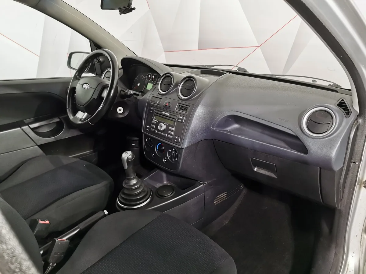 Ford Fiesta 1.6 Flex MT (100 л.с.) Серебристый в АВИЛОН. Слайд №10