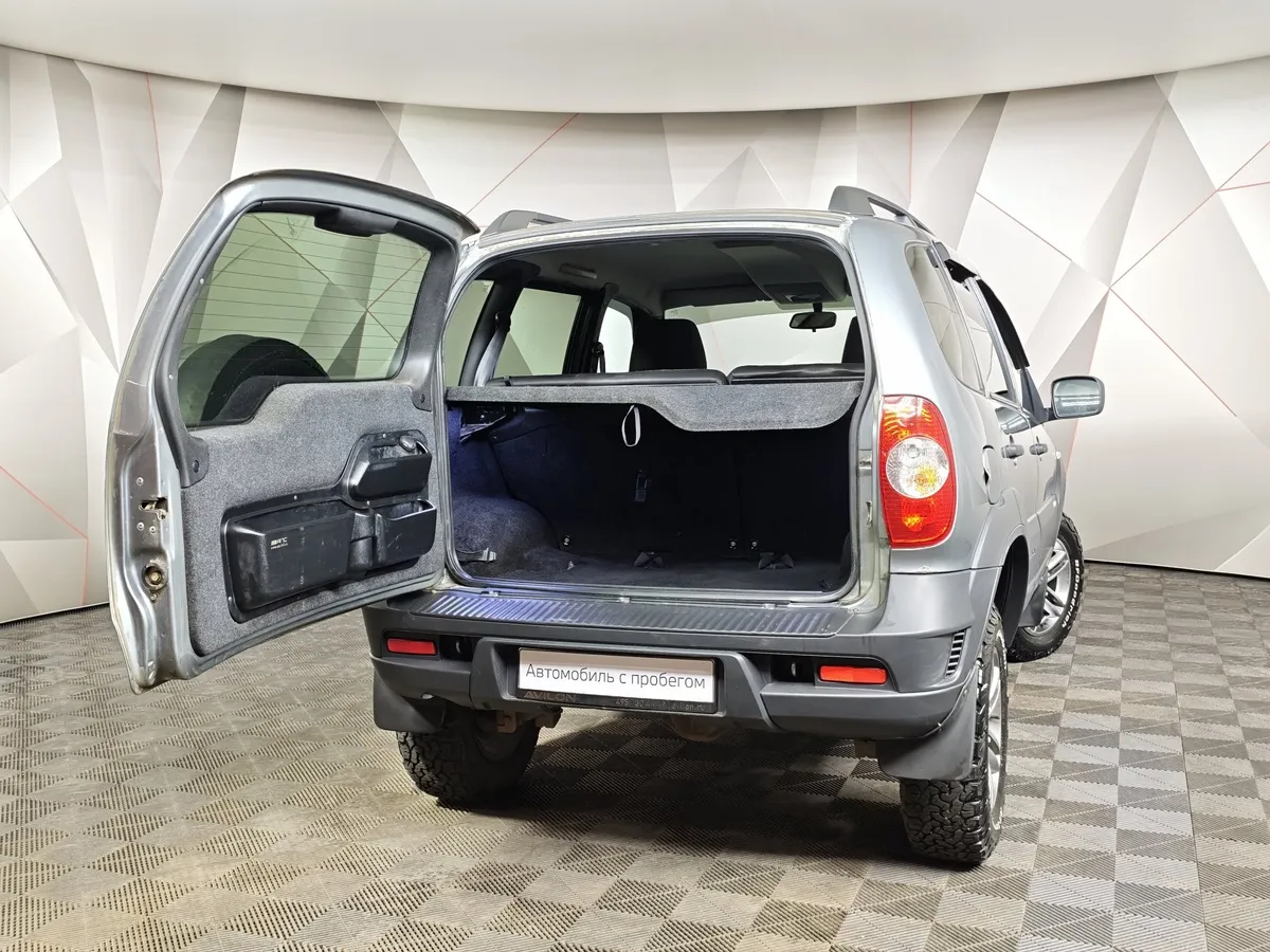 Chevrolet Niva 1.7 MT (80 л.с.) Серый в АВИЛОН. Слайд №11