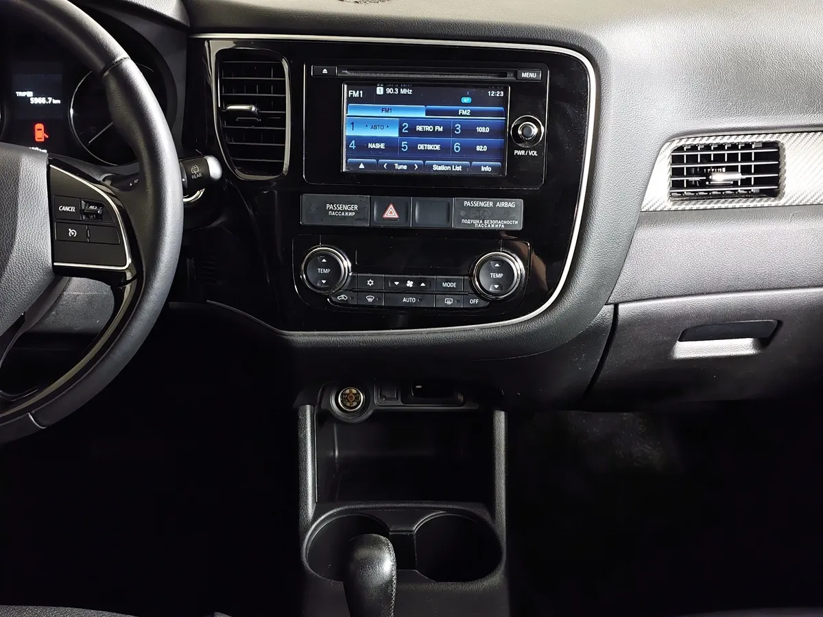 Mitsubishi Outlander 2.0 CVT 4WD (146 л.с.) Белый в АВИЛОН. Слайд №14