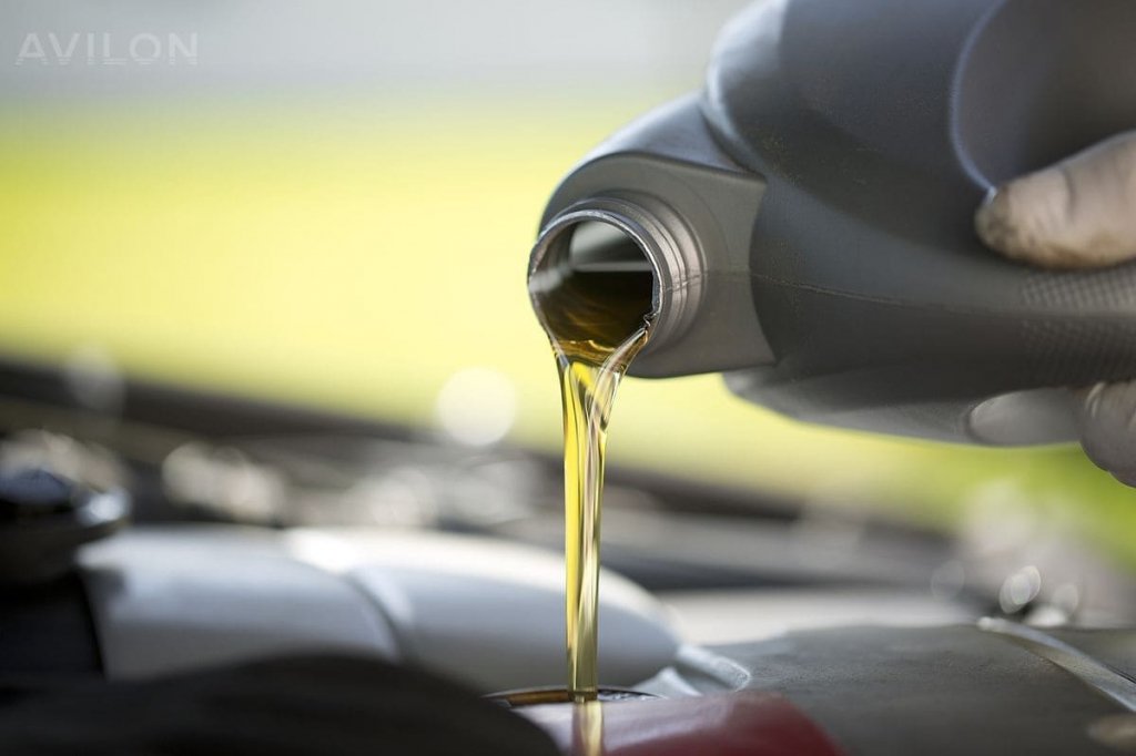 Как правильно долить масло в двигатель?