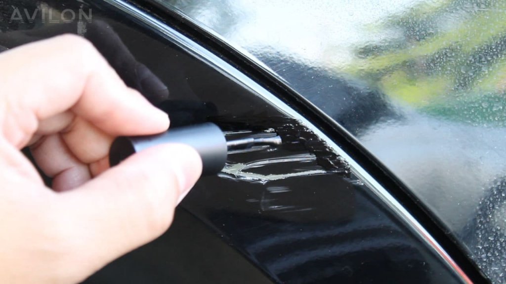 Как закрасить царапину на кузове автомобиля?