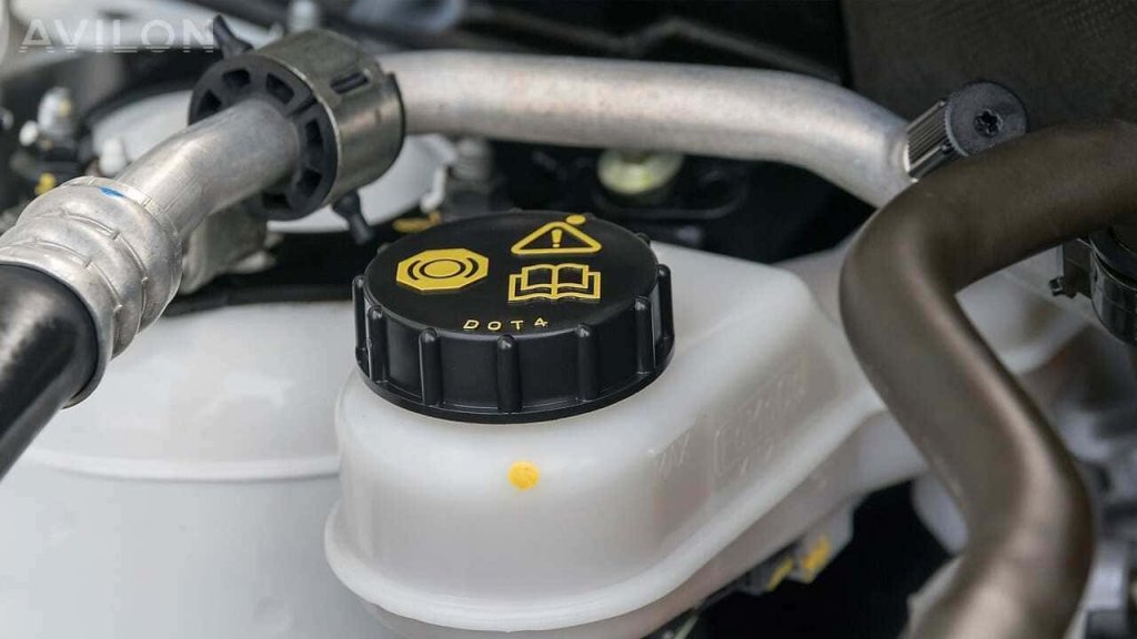 Как заменить тормозную жидкость в машине?