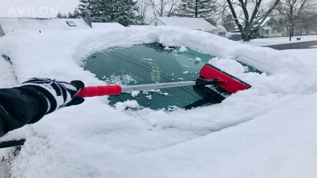 Что нужно для очистки машины от снега?