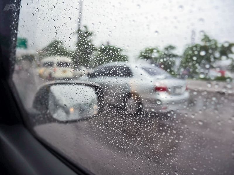 почему потеют стекла в автомобиле в дождь