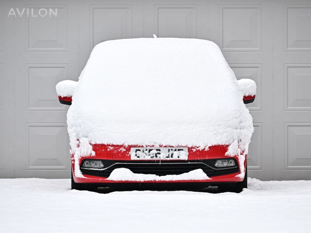 Как правильно откапать автомобиль от снега?