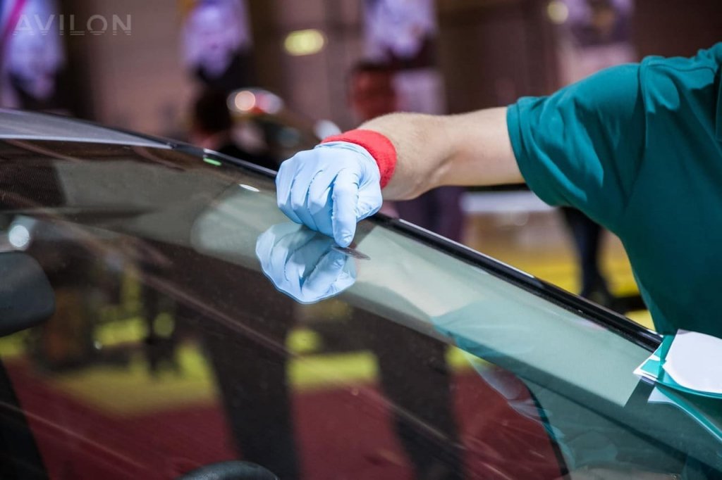 Как убрать царапины со стекла автомобиля?