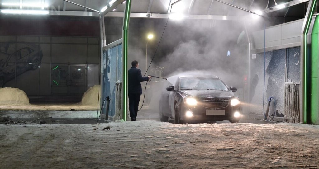 Как правильно мыть машину зимой на самомойке?